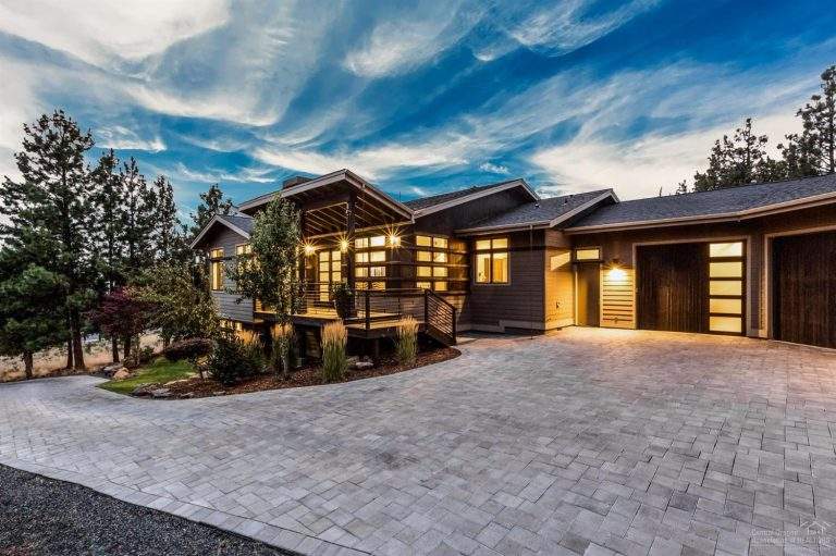 Awbrey Butte Neighborhood Bend beautiful modern home