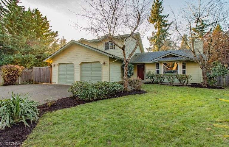 Cal Young Neighborhood Eugene lovely home with professional landscaping