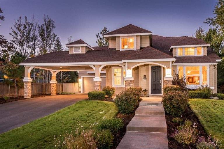 Century West Neighborhood Bend lovely home with modern design