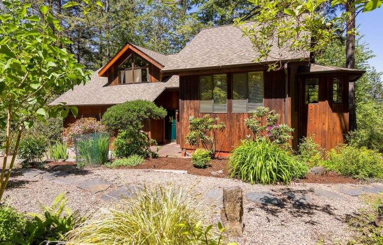 Laurel Hill Valley Neighborhood Eugene nice home with natural finish