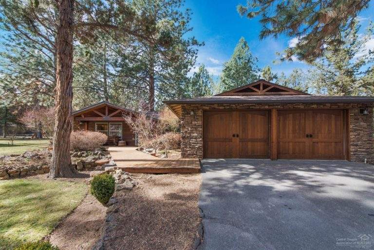 Old Farm neighborhood Bend lovely secluded home with wood garage doors