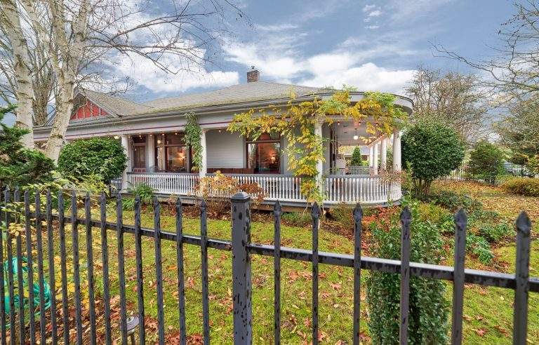 Whiteaker Neighborhood Eugene nice home with circular porch
